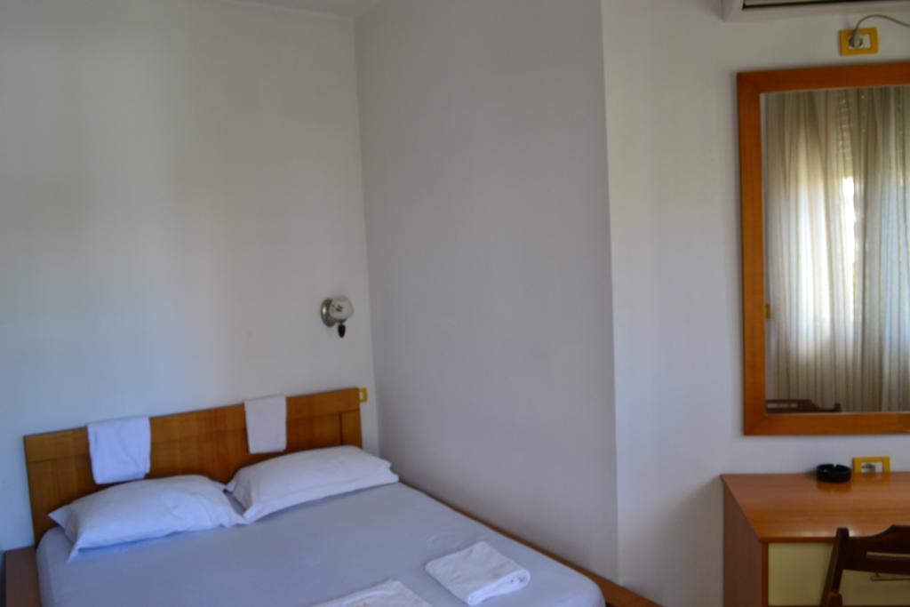 Hotel Alpine Vlorë Pokoj fotografie